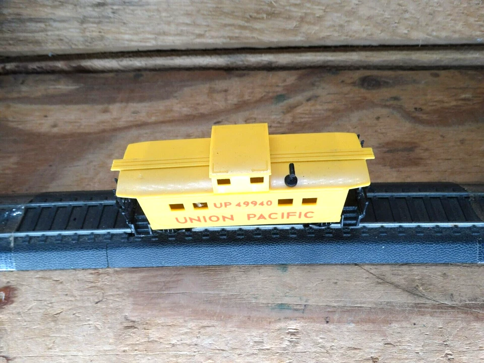 Life-Like HO Scale 41' Union Pacific UP 49940 Cupula Caboose - Image 4 of 4