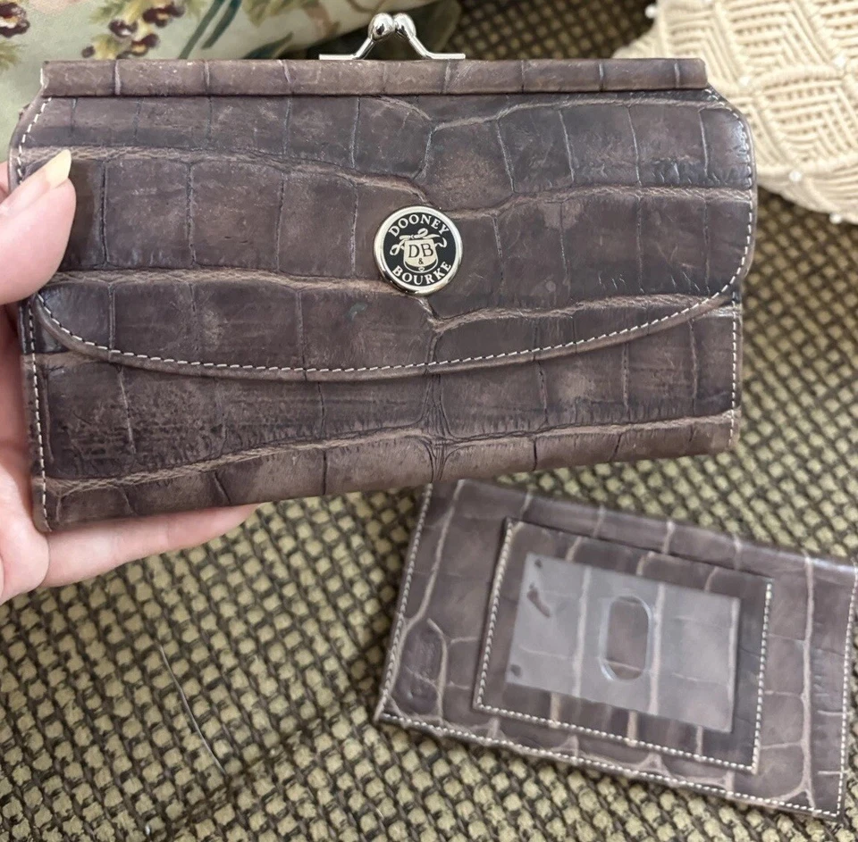 Cartera sin asas Dooney Bourke marrón gris cocodrilo cuero en relieve chequera vintage Foto 2 de 4