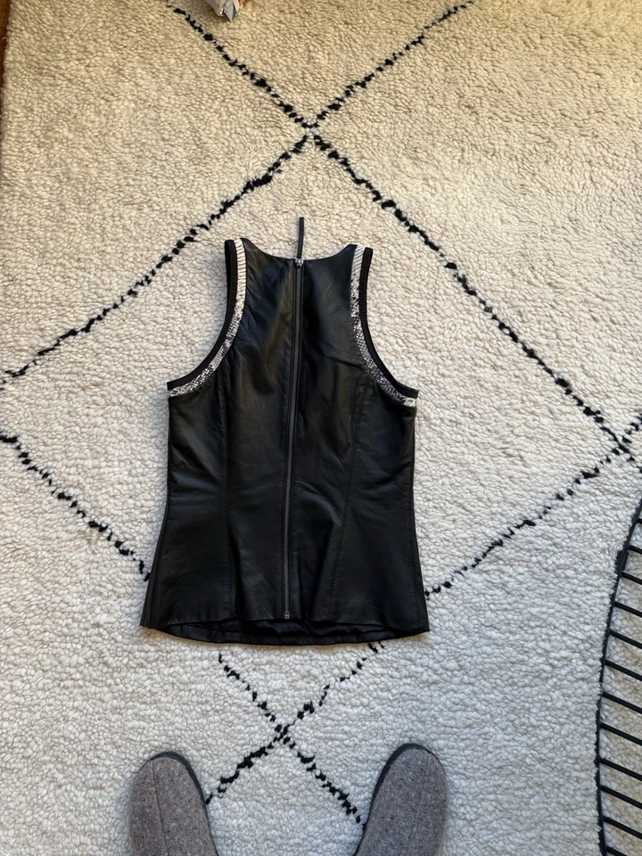 Top HELMUT LANG de cuero de cordero negro con ribete de piel de serpiente sin mangas cuello redondo Foto 2 de 3
