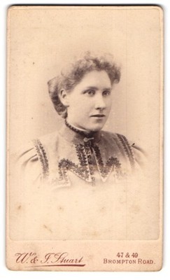 Fotografie W. & F. Stuart, London, 47-49 Brompton Road, Portrait junge Dame trä 