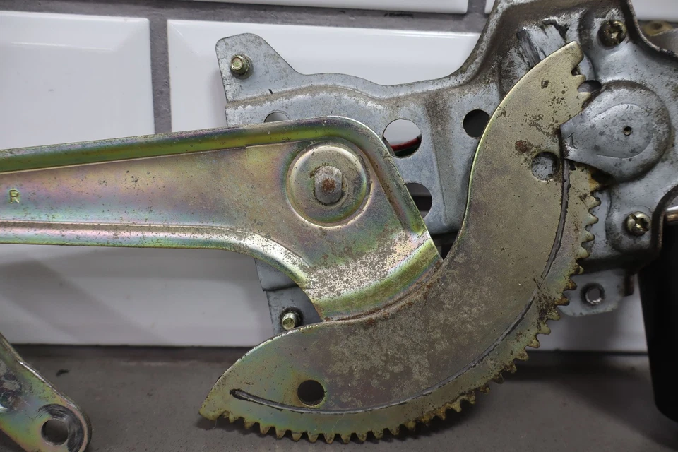 Regulador ventana trasera derecha Toyota Celica 1984-1985 convertible Foto 4 de 4