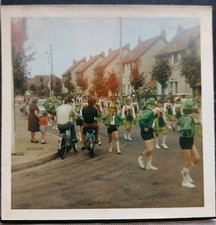 Défilé 1970 Fête France Photo Les Tyroliens Suisse Mobylettes Déguisement