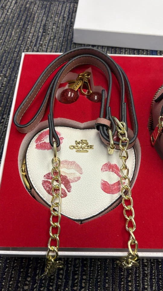 Сумка через плечо Coach Kiss Heart комплект с ремешком и вишневым амулетом - Изображение 4 из 4