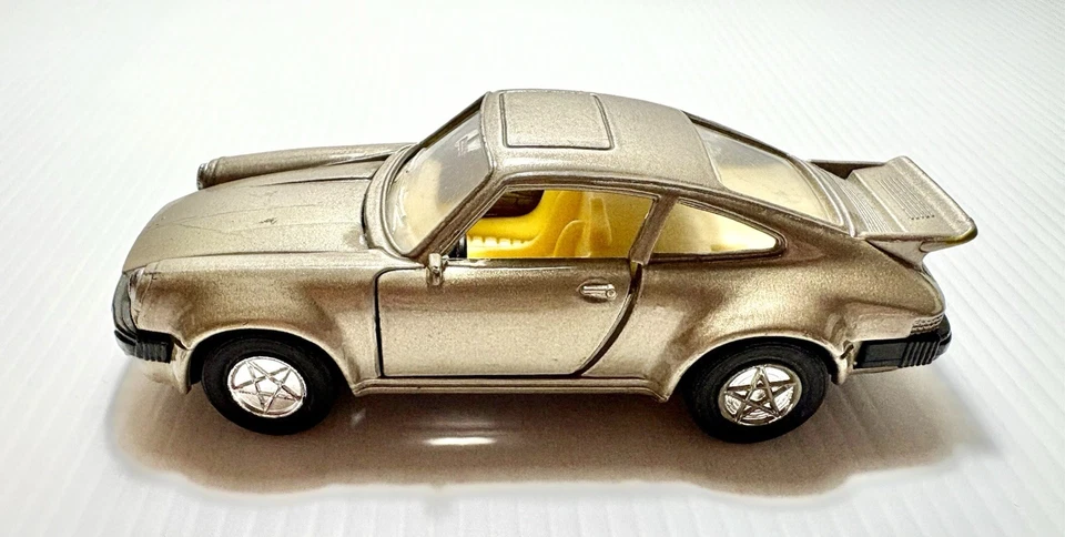 Porsche 911 TT-102 PullBack Action funciona 1:38 capó/puertas neumáticos de goma abiertos Foto 2 de 4