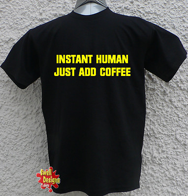 INSTANT HUMAN, JUST ADD COFFEE lustige Neuheit T-Shirt alle Größen