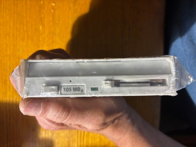 Syquest 105 internal removable disk drive IDE 105 mb  With 1 Disk 3.5'' OEM