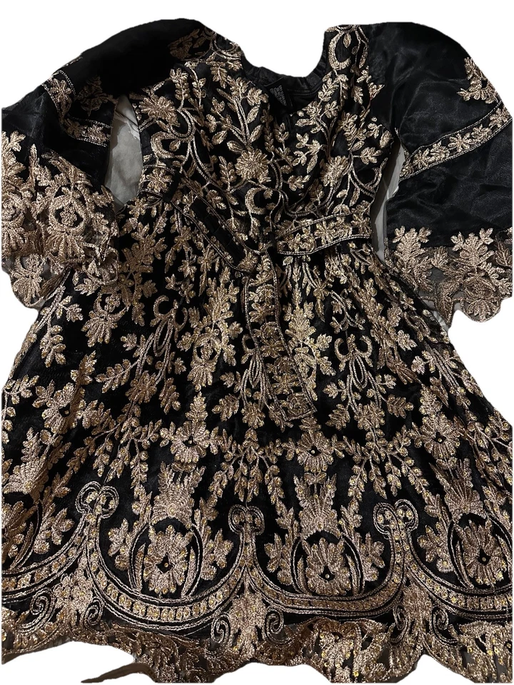 Vestido organza garara color negro y dorado. - Imagen 2 de 4