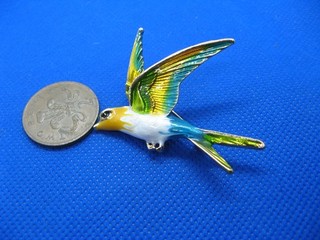 Schöne Emaille Vogel Brosche. Neu.