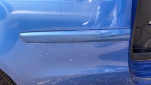 ZIERLEISTE KOTFLÜGEL RECHTS HINTEN Volkswagen Polo IV (9N1/2/3) 6Q3853536AGRU