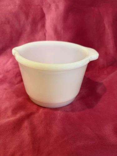 Vintage White 1.25 Qt (5 Cup) Milk Glass Small Mixing Bowl Handle Pour Spout EUC