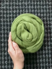2 oz Asparagus merino wool roving 22.5 micron for Spinning Felting Weaving