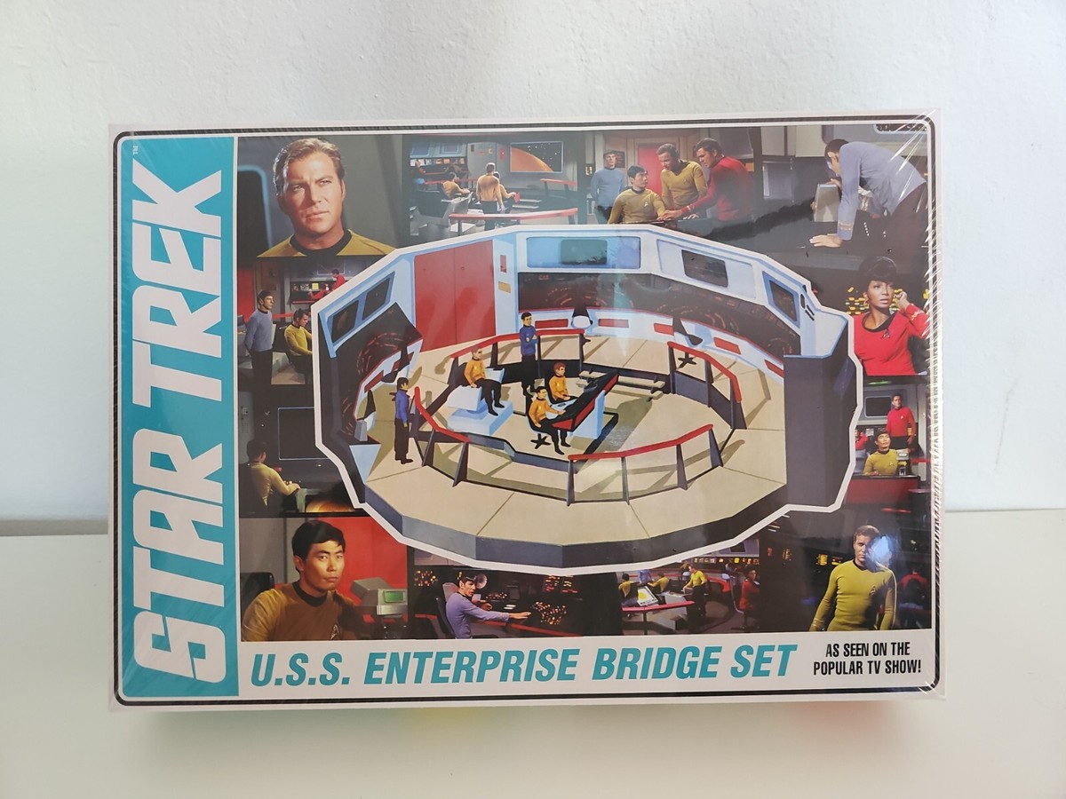 キャラクター Star Trek U.S.S. Enterprise Bridge Set 1/32 Star Trek USS Enterprise Bridge Set - Squadron.com