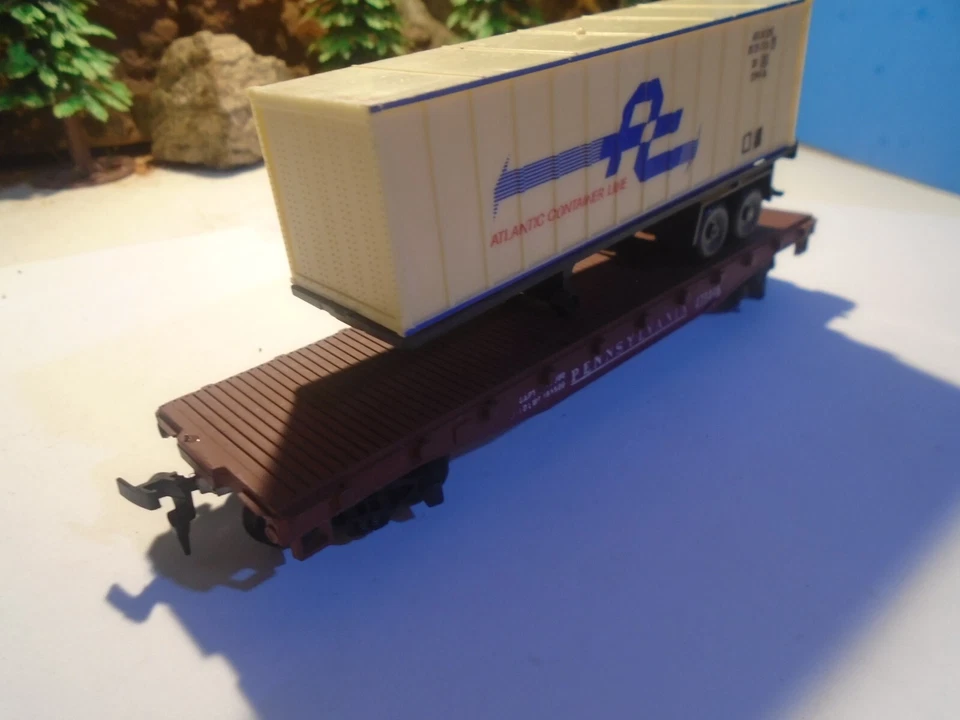 LIMA HO  ATLANTIC CONTAINER LINE TRAILER ON PENNSYLVANIA FLAT CAR #47  5-143-1-5 - Image 3 of 4