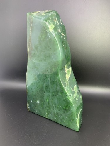 Forma libre de jade de nefrita 8140 quilates. - Imagen 6 de 10