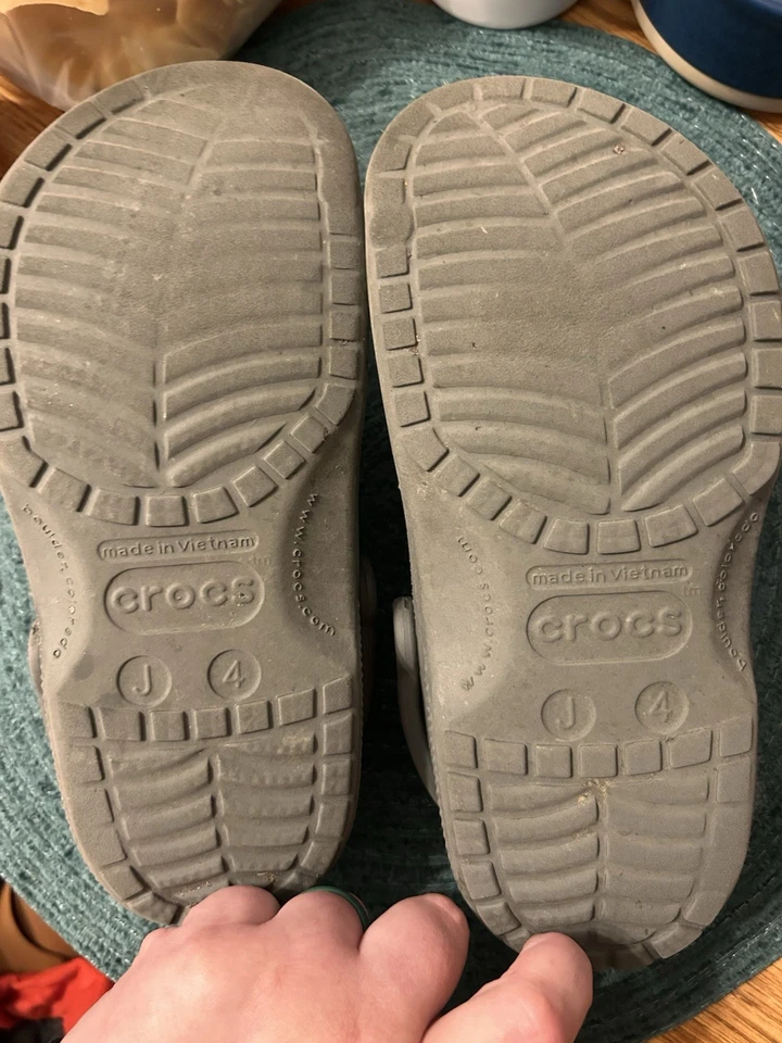 Zuecos clásicos unisex Crocs gris oscuro para niños talla J4 zapatos sin cordones para el agua Foto 2 de 3