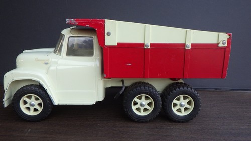 VINTAGE IH 1/16 ERTL INTERNATIONAL LOADSTAR 1600 TANDEM AXLE DUMP TRUCK