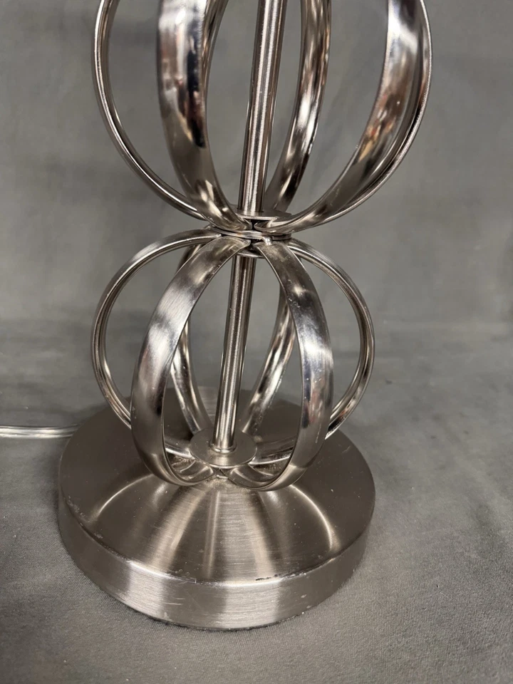 Lámpara de mesa espiral globo estilo moderno de níquel cepillado, sin pantalla  Foto 3 de 4