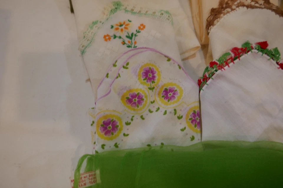 Lot of 12 Vintage Handkerchiefs Blues, Floral, Lace, Embroidered Hankies 1 Scarf - Image 3 of 4