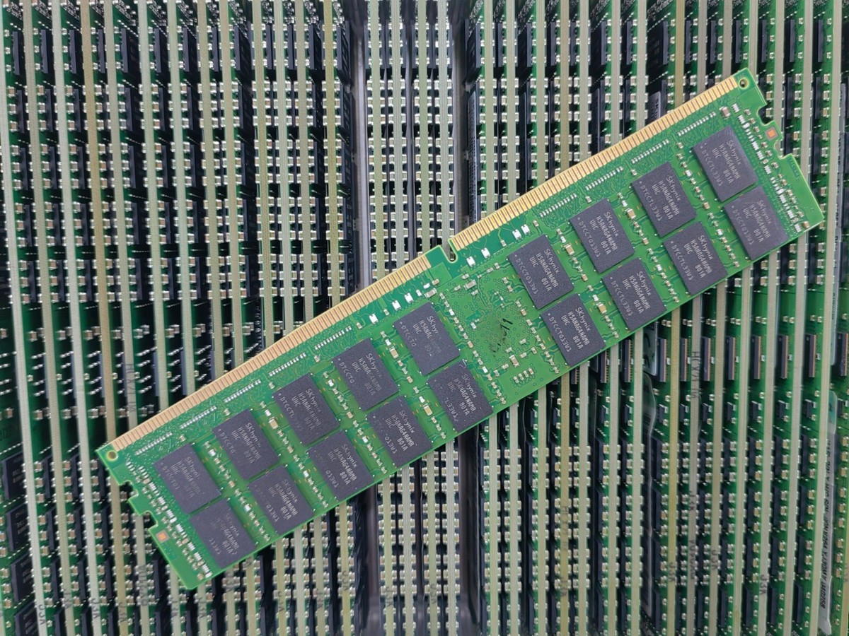 SK Hynix 64GB DDR4 2400 4DRx4 PC4-19200 HMAA8GL7AMR4N-UH 288p