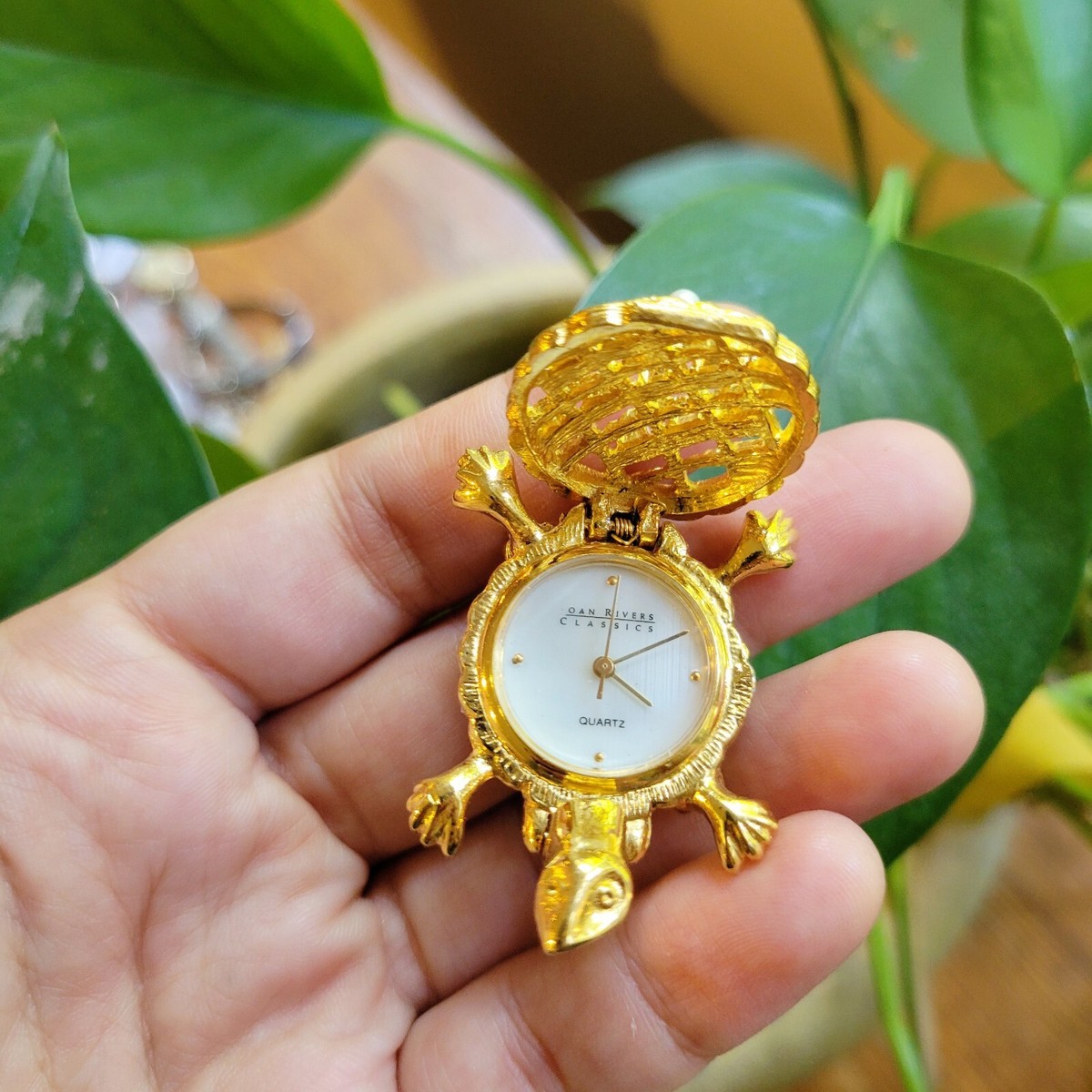 ヴィンテージ Joan s パヴェ ラインストーン カエル ブローチ Vintage Joan Rivers Classic Quartz Turtle Faux Pearl Watch Boucher