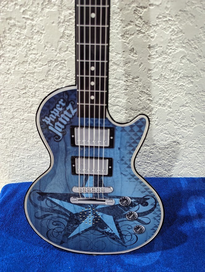 JWAVE 缶バッジ レア 新品未使用 FM ロック フェス ギター Wow Wee Paper Jamz Guitar Series 1 Instant Rock Star - Blue