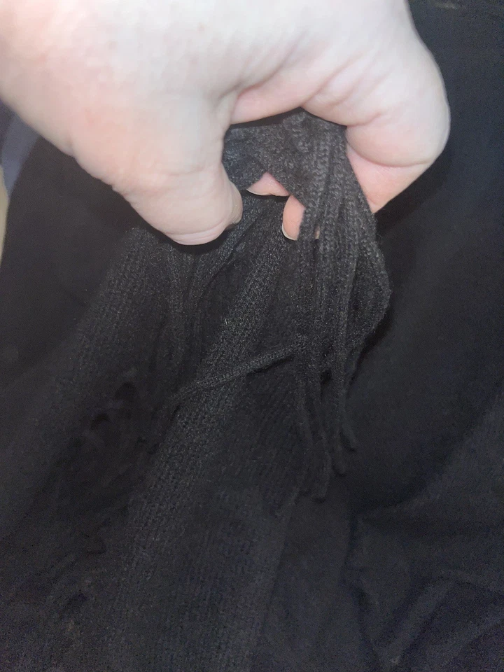 PONCHO BLANCO Y LAARREN 100% CACHEMIR NEGRO CON FLECOS NUEVO SIN ETIQUETAS Foto 3 de 4