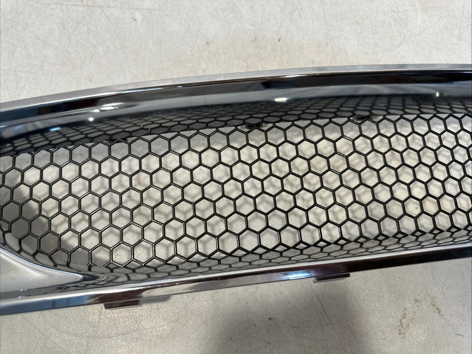 REJILLA RAD LWR RH CROMADA CON AGUJERO LÁMPARA ANTINIEBLA GM P/N: 19156204 2005-09 Pontiac G6 GT Foto 3 de 4