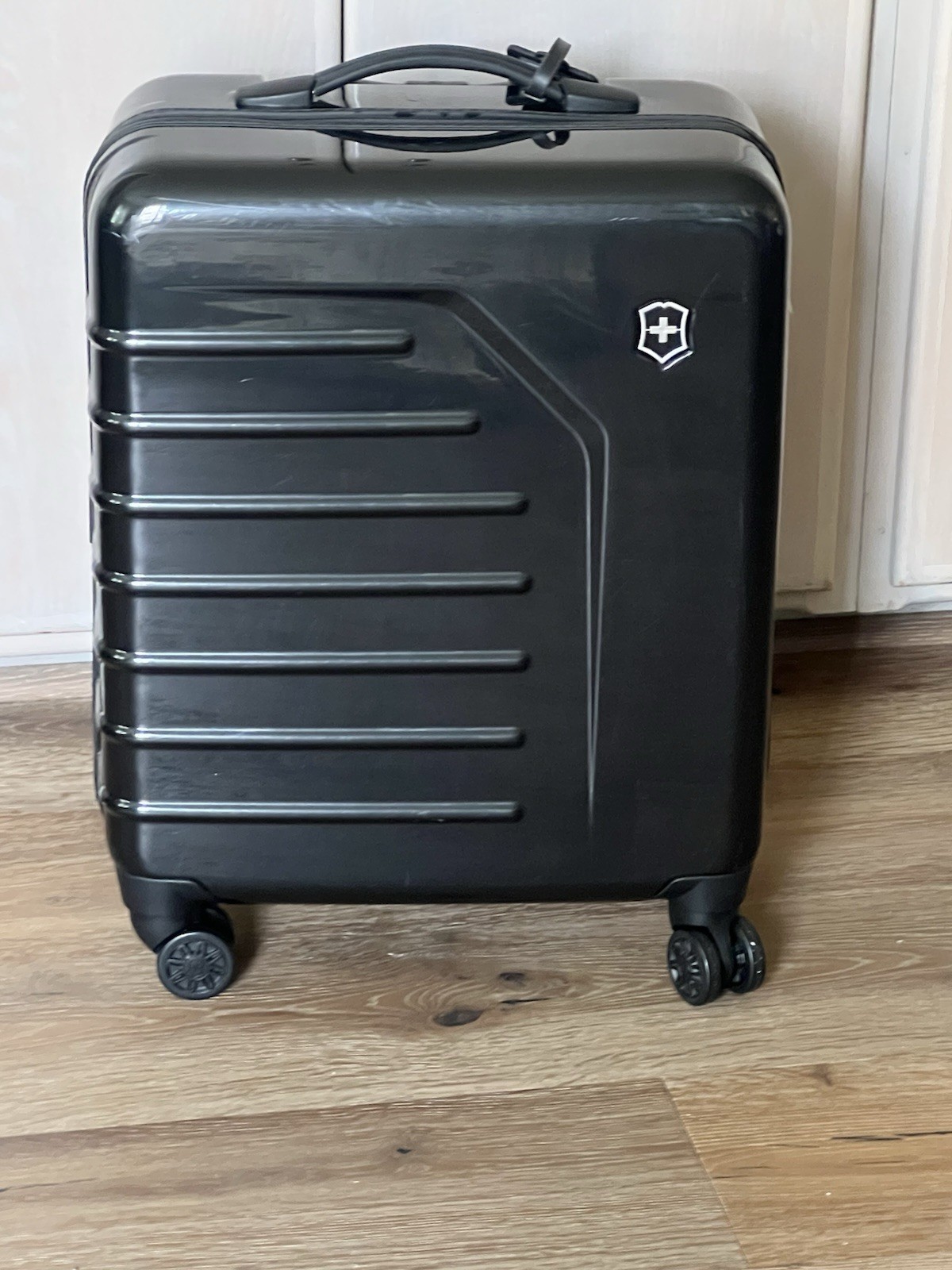 Victorinox SPECTRA 2.0 GLOBAL CARRY-ON Black Hardshell Wide 