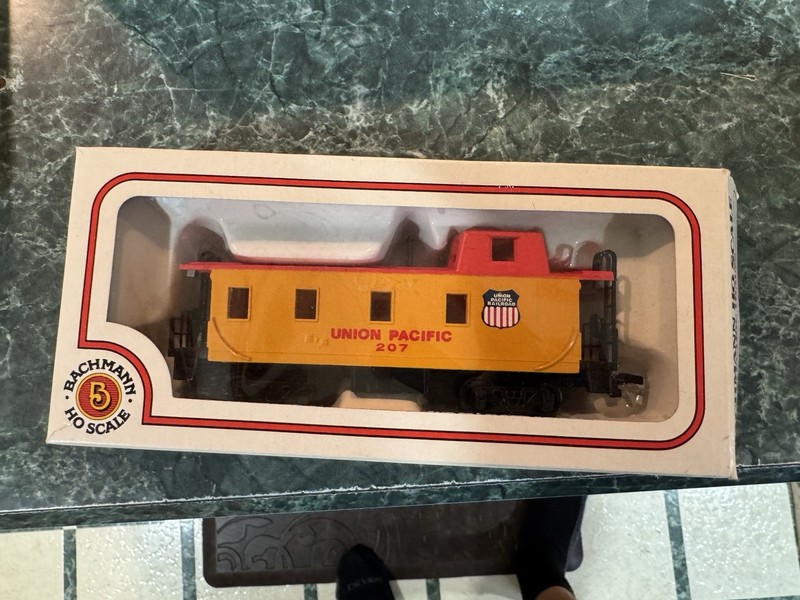 Bachmann HO Union Pacific Railroad Caboose 207 Yellow/Red/Black Analog