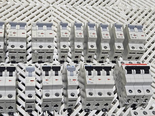 Lot of 48 Circuit Breakers, 1, 2, and 3-Pole, Allen-Bradley, Siemens, ABB - Picture 3 of 7