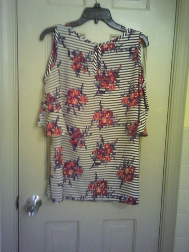 Ladies Veveret Brand Brand Blouse. Size M. Short Bell Cold Shoulder Sleeves. - Picture 2 of 2
