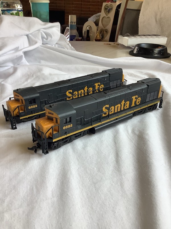 2 RSO HO Diesel Locomotive Santa Fe 6682 (1 Runs & 1 For Parts)