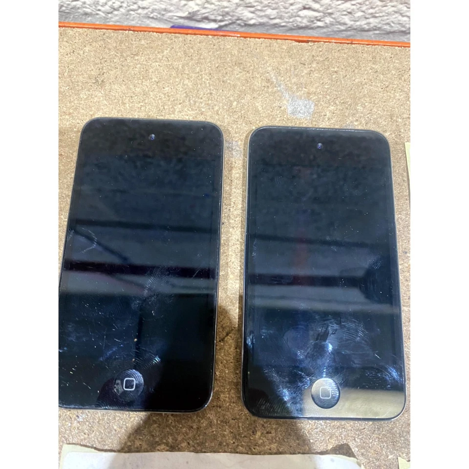 Lot 2 Apple iPod Touch (4th-Gen) A1367 MP3 Media Player (16GB, 32GB) - For Parts - Image 2 of 4