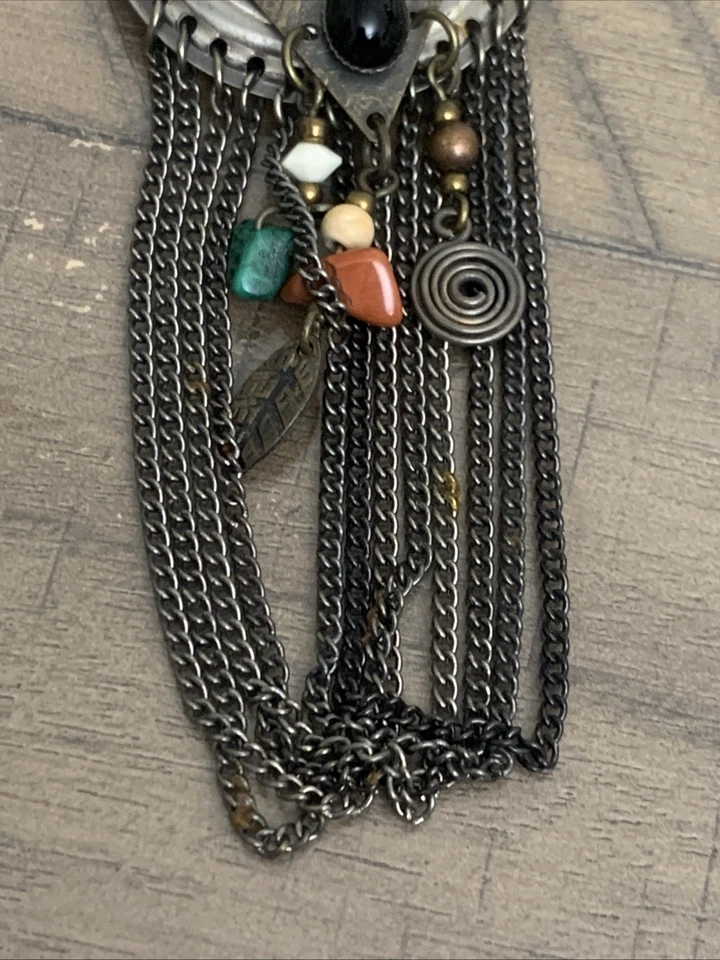 Talismán protector Tabra artesanal de plata de ley, mezcla de metales, esmalte y cuentas Foto 2 de 4