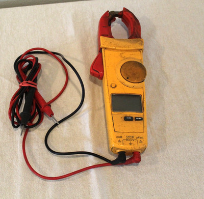 FLUKE CLAMP METER CAT 3 600V W/ Test Probes