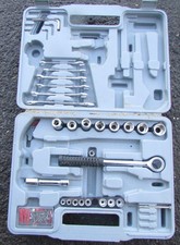 Steckschlüssel Ratschenschlüssel etc. in handlicher Hartplastik Tragetasche in super Zustand