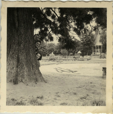OLD PHOTO - VINTAGE SNAPSHOT - GROUP TREE GAME HIDE GAG FUNNY - FUN