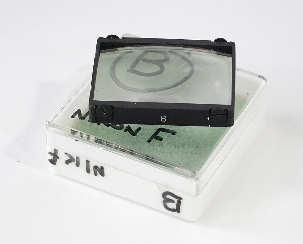 O*E様 nikon F2 NIKON FOCUSING SCREEN B FOR F/F2, WEAR IN THE FOCUSING SURFACE