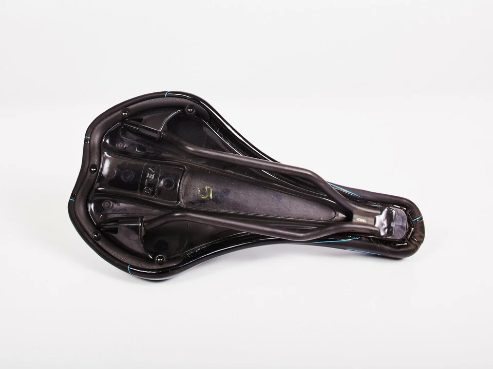 Sillín Oval Concepts 934T con rieles de carbono 132 x 260 mm negro y azul claro Foto 2 de 2