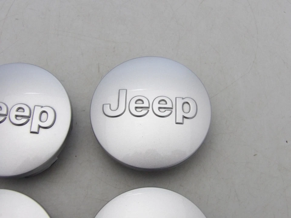 Juego de tapas centrales de rueda plateadas brillantes para Jeep Wrangler Grand Cherokee 2,5" 1LB77TRMAC Foto 3 de 4