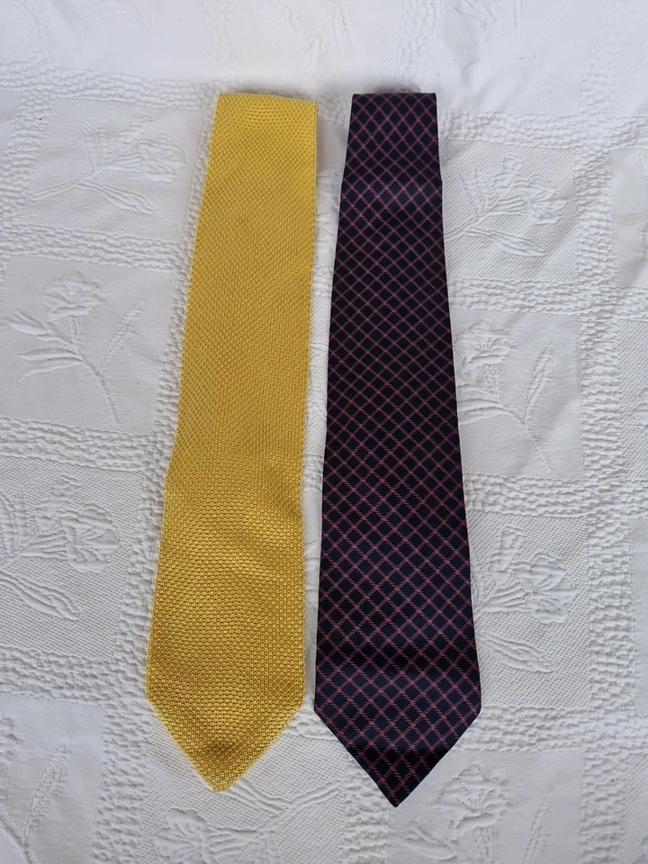 2 × DUNHILL MENS KNITTED LIGHT GOLD & NAVY CHECKED 100% SILK TIES. VINTAGE. - Image 2 of 4