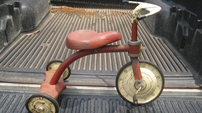 AMF JUNIOR TOY CO. 1950'S TRICYCLE HARD RUBBER TIRES  & BAT WING HANDLES