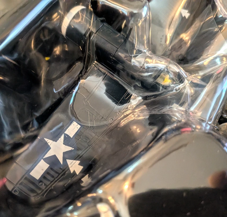 Corgi 1:72 F4U-1D Corsair VMF-112 USS Bennington (CV-20) 1945 #US33014 - Image 4 of 4