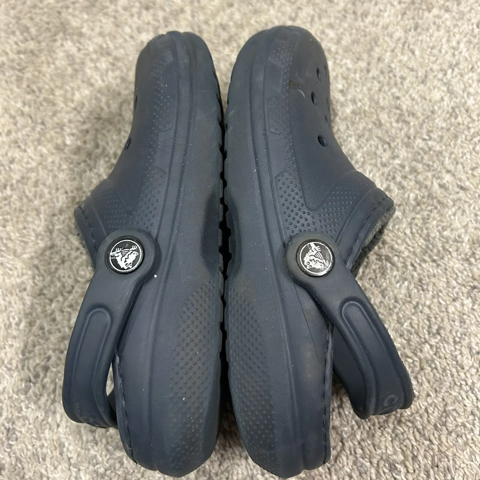 Zuecos Crocs forrados difusos azul marino talla J2 junior zapatos cómodos sin cordones Foto 4 de 4