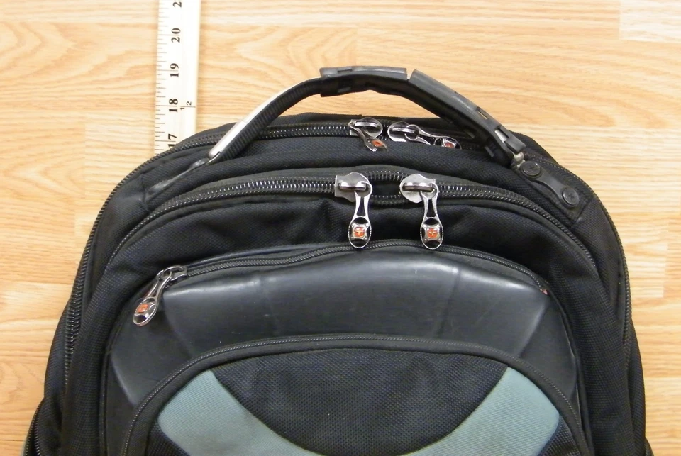 Mochila Swiss Gear genuina verde y negra con correas amortiguadoras **LEER**  Foto 4 de 4