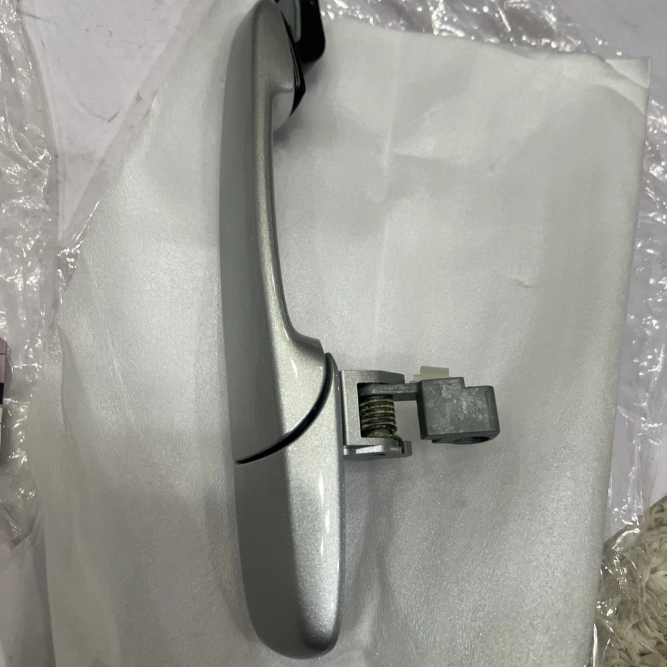 Mazda 3 2009 manija de puerta exterior lado del conductor trasero izquierdo G22C-59-410P67 fabricante de equipos originales nuevo Foto 4 de 4