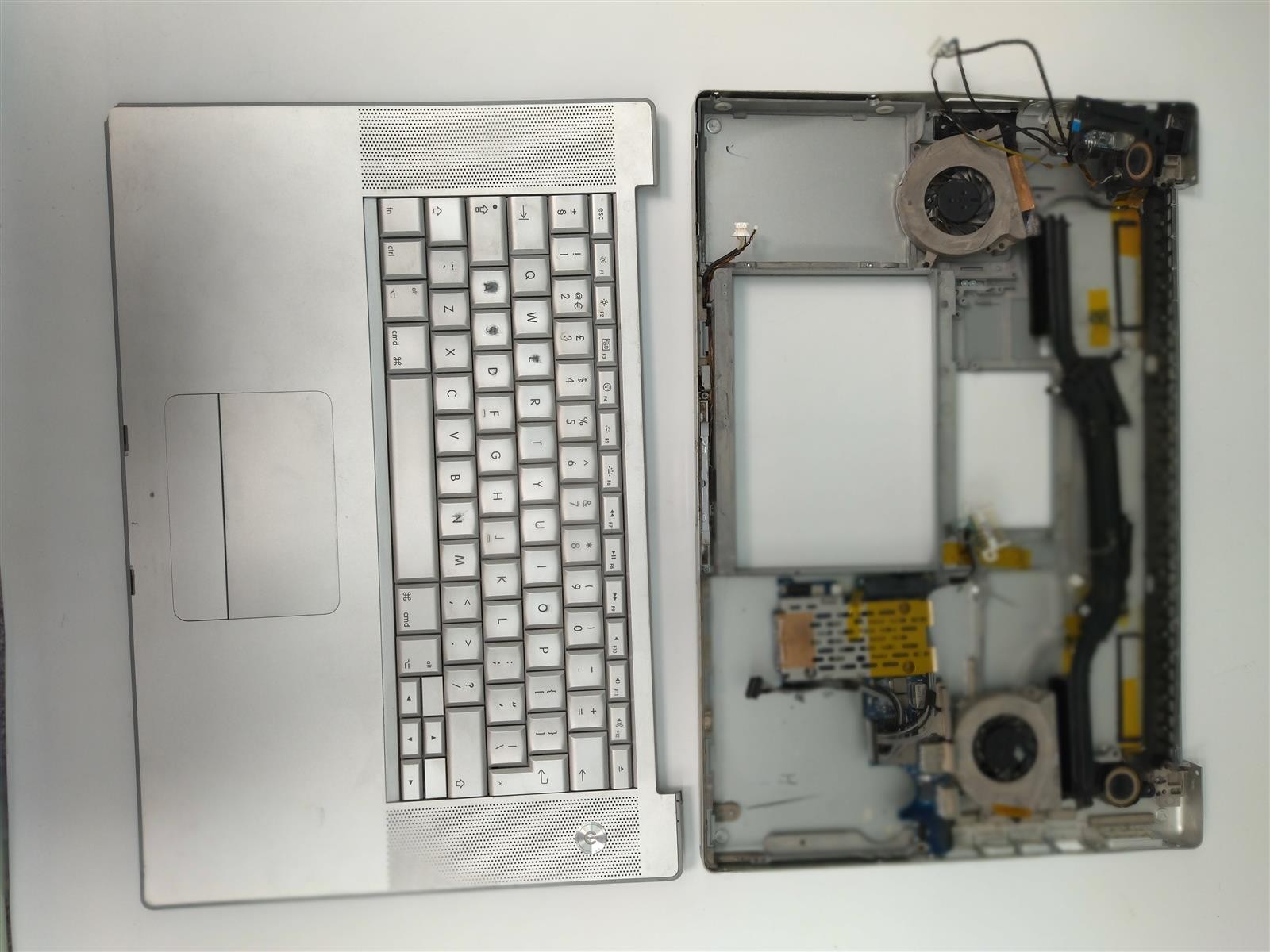 Originale Apple Macbook A1260 Parte Inferiore Con Tastiera Ventola Boxe E Audio