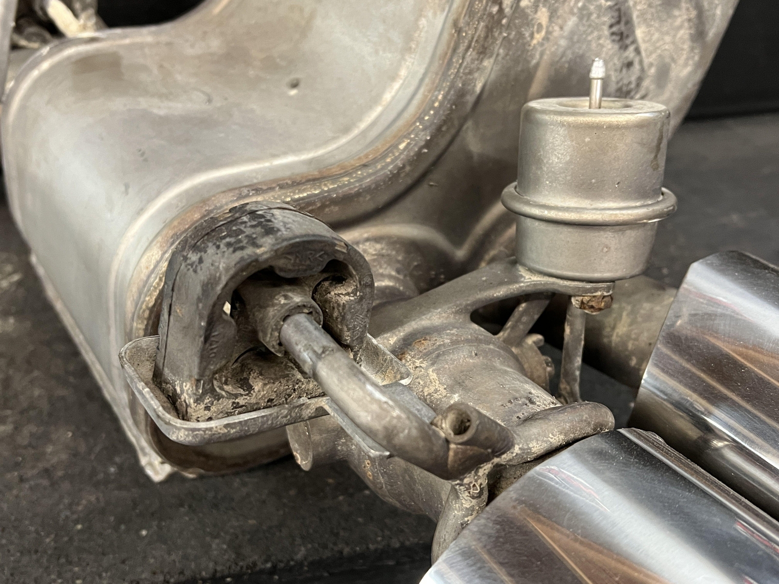 14-17 MASERATI GHIBLI 3.0 TWIN TURBO AWD PAIR OF REAR EXHAUST MUFFLERS
