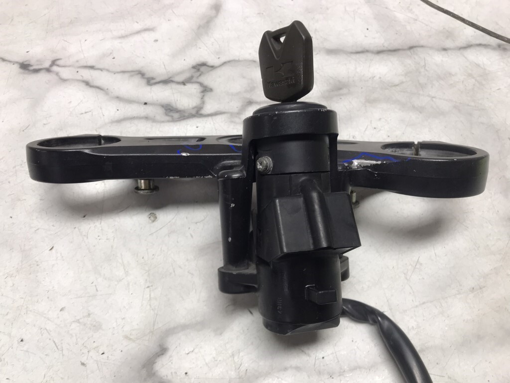 04 Kawasaki ZX10 R 1000 ZX1000 Ninja Upper Top Triple Tree