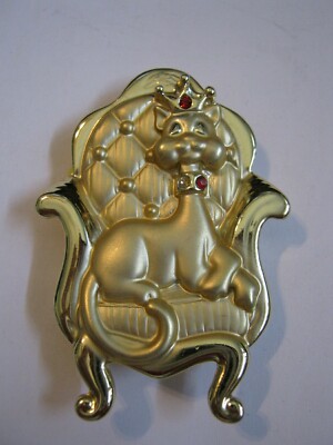 AJC (1927-1997) Heavy Gold Plated REGAL CAT in ARMCHAIR Brooch 2'' Tall